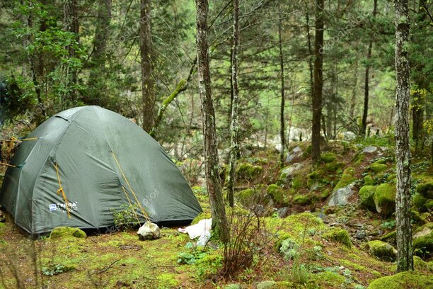Configurazioni tarp per bushcraft in diverse condizioni meteo