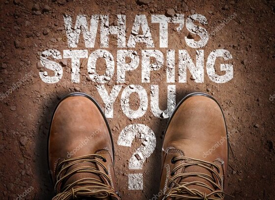 Escursionista che commette errori comuni nel survival