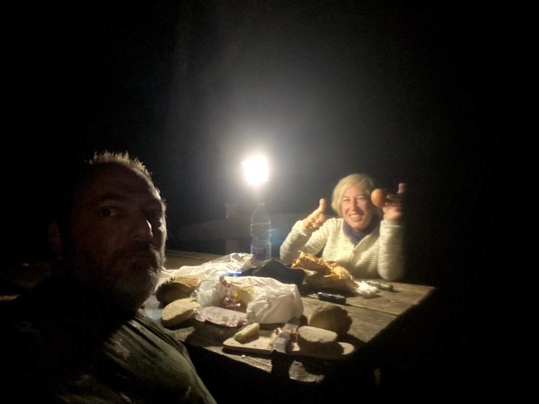 Riparo con tarp montato nel bosco