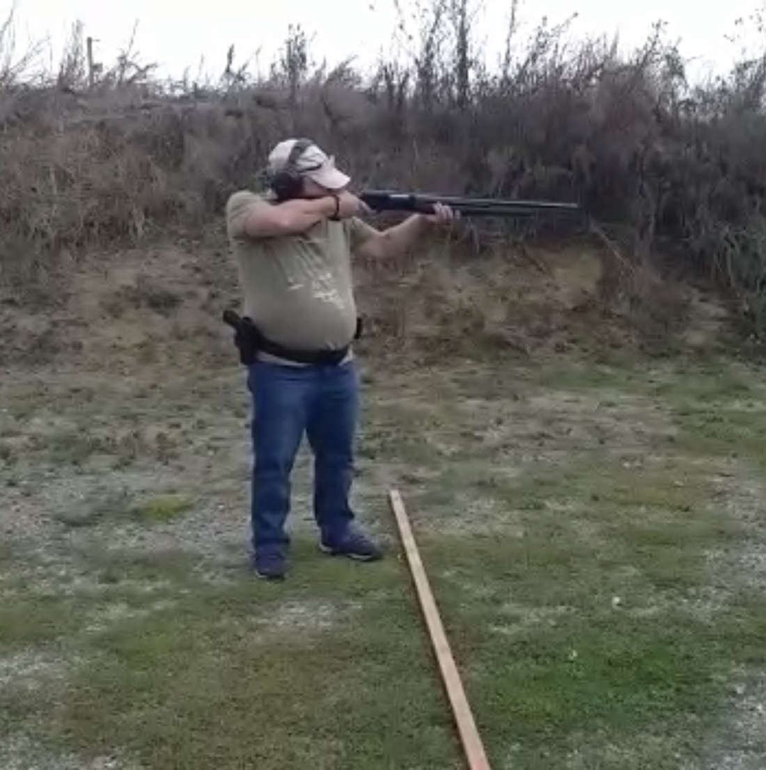 Banco con coltelli e DPI per esercitazioni