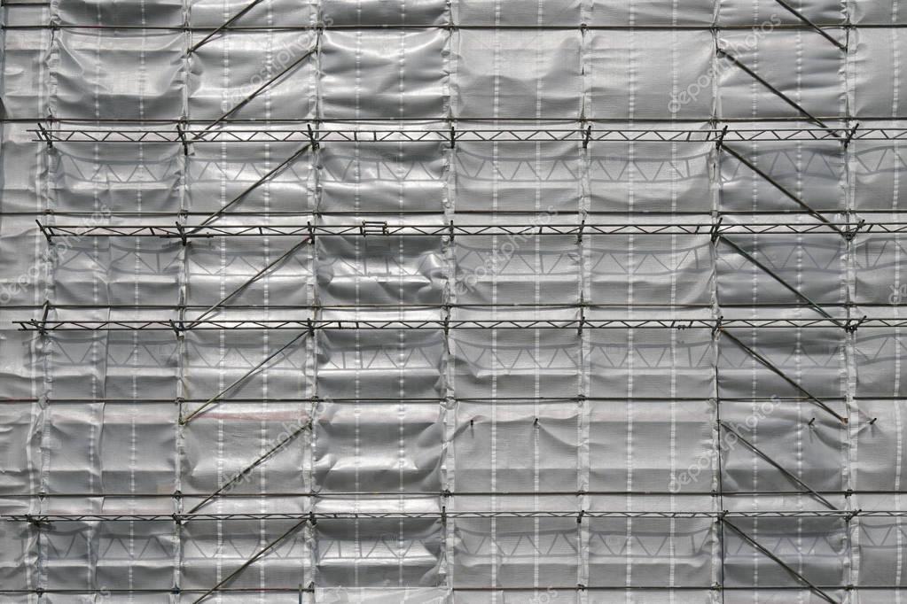 Tarp in configurazione A-frame tra due alberi