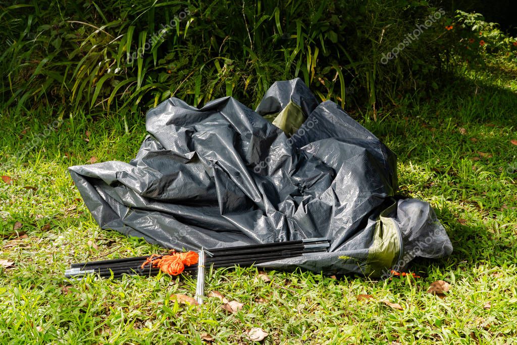 Riparo tarp teso nel bosco con paracord