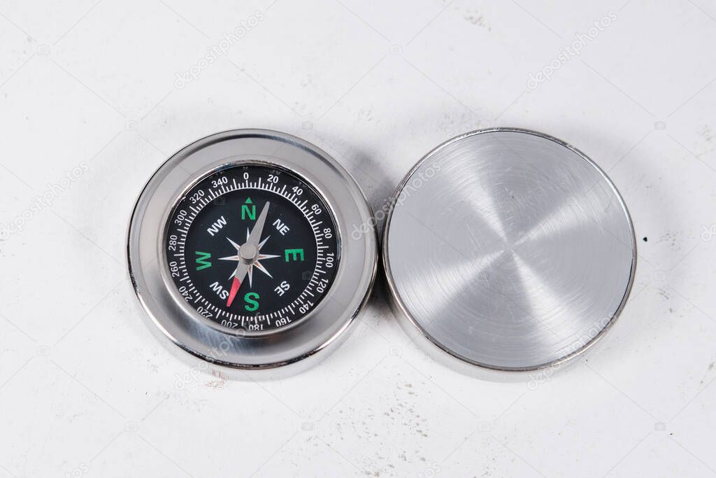 Uso della bussola per prendere un azimut