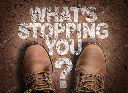 Escursionista che commette errori comuni nel survival